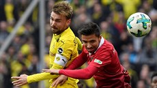 Hlavikový souboj mezi Marcelem Schmelzerem z Dortmundu (vlevo) a hannoverským...