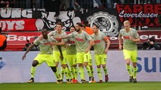 Hrái Kolína nad Rýnem slaví gól v síti Leverkusenu.