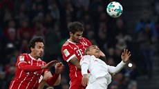 Javi Martinez z Bayernu Mnichov (uprosted) vítzí v hlavikovém souboji nad...