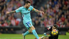 Lionel Messi z Barcelony se snaží dostat míč za brankáře Kepu Arrizabalagu z...