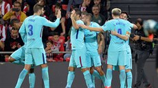 Hrái Barcelony oslavují gól Lionela Messiho v utkání proti Bilbau.