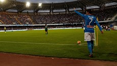 Jose Callejon z Neapole se pipravuje k zahrání rohového kopu.