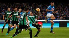 Marek Hamík v modrém dresu Neapole elí pesile hrá týmu US Sassuolo Calcio.