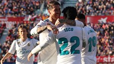 Segio Ramos (elem) a Isco z Realu Madrid slaví gól.