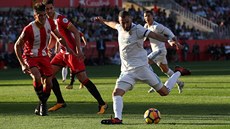 Karim Benzema z Realu Madrid (v popedí) se napahuje ke stele k nelibosti...