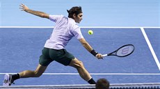 Juan Martin del Potro donutil Rogera Federera (zády) zahrát bekhend z obtíné...