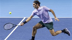 Roger Federer dobíhá míek.