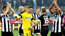 Fotbalisté Udinese slaví výhru a tlaskají publiku za podporu.