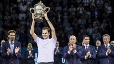 Roger Federer si užívá ovace s trofejí pro vítěze tenisového turnaje v Basileji.