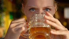 Jedno pivo nás může zbavit úzkosti a umožnit nám snáze komunikovat v cizím...