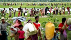 PRCHAJÍCÍ ROHINGOVÉ. Muslimští Rohingové, kteří utekli z Barmy před...