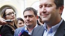 Petr Dolínek (vlevo) a Jan Hamáček odpovídají na dotazy novinářů ve volebním...