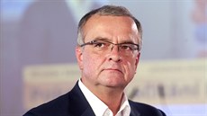 Předseda TOP 09 Miroslav Kalousek sleduje předběžné volební výsledky ve...