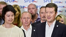 Tomio Okamura se synem Ruyem v praském volebním tábu SPD. (21. íjna 2017)