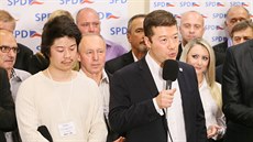 Tomio Okamura se synem Ruyem v pražském volebním štábu SPD. (21. října 2017)