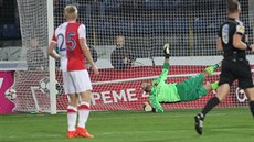 Branká Slavie Pemysl Ková se za míem v utkání Mol Cupu v Jihlav natahuje...