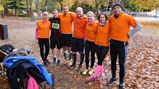Skupina pra�ských záchraná�� p�ed startem Klánovického p�lmaratonu a desítky.