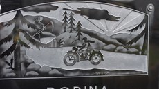 Náhrobek na hbitov v Novém Bydov