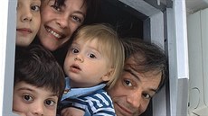 Rodina herce Ivana Trojana stihla v ateliéru po�ídit i snímek k novoro�nímu PF...
