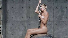 Zpvaka Miley Cyrusová byla v klipu k písni Wrecking Ball úpln nahá.