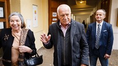 Bývalý prezident Václav Klaus a jeho manelka Livia Klausová odvolili na Praze...