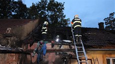 Hasi�i v sobotním ránu likvidovali po�ár st�echy rodinného domu v Ratenicích....