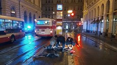 Policisté poskytují první pomoc en, kterou v nedli krátce po druhé hodin...