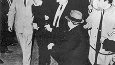 Jack Ruby pistupuje ke spoutanému Oswaldovi a v pímém penosu jej 24....
