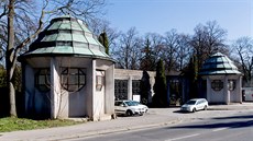 Pozoruhodným místem je áblický hbitov.