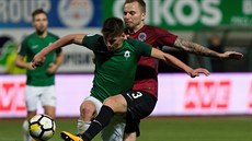 Spartan Michal Kadlec (vpravo) atakuje jabloneckého Lukáe Masopusta.