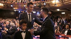 KAMARÁDI Cristiano Ronaldo a Lionel Messi se srden zdraví pi vyhláení cen...
