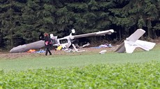 Letadlo se zřítilo na louku u lesa, po dopadu se převrátilo na kokpit. Dvě...