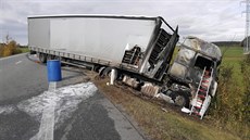 Kamion zaal po nehod hoet. elní sráku s ním nepeil idi osobního vozu...