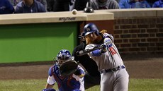 Justin Turner z Los Angeles Dodgers odpaluje v utkání proti Chicago Cubs.