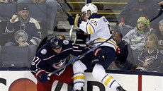 Brandon Dubinsky (vlevo) z Columbusu a Rasmus Ristolainen z Buffala v souboji u...