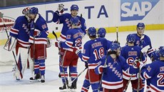 Hokejisté New York Rangers se radují z vítzství, pochvaly sbírá branká Ondej...