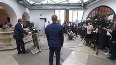 P�edseda TOP 09 Miroslav Kalousek na tiskové konferenci oznamuje, �e na...