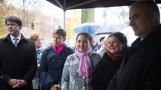 Obřadu se zúčastnila také dcera Šulákové Zuzana Pavlůsková (uprostřed).