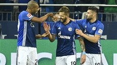 Guido Burgstaller (uprostřed) ze Schalke se raduje z gólu se spoluhráči Naldem...