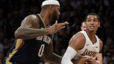 Jordan Clarkson (vpravo) z Los Angeles Lakers se snaí prosadit pes DeMarcuse...