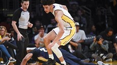 Anthony Davis z New Orleans padá po stetu s   Lonzem Ballem z Los Angeles...