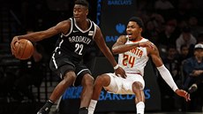 Kent Bazemore (vpravo) z Atlanty sleduje, co provede s míem Caris LeVert z...