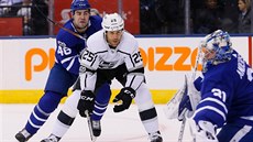 Roman Polák (vlevo) z Toronta brání Brookse Laicha z Los Angeles, který se...