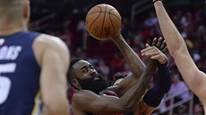 James Harden z Houstonu stílí na ko Memphisu.