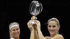 Andrea Hlaváková a Timea Babosová s trofejí pro vítzky tyhry na Turnaji...