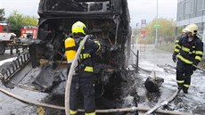 Pražští hasiči zasahovali u požáru autobusu v Jinonicích. (27.10.2017)