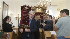 Do Olomouce se po 78 letech vrátila Tóra ze zdejí synagogy vypálené v roce...