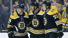 Jake DeBrusk,  David Krejí a Charlie McAvoy (zleva) se radují z bostonského...