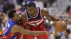 Washingtonský rozehráva� John Wall (vpravo) si kryje mí� p�ed Ishem Smithem z...