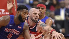 Marcin Gortat (v erveném) z Washingtonu bojuje s Andrem Drummondem (vlevo) a...